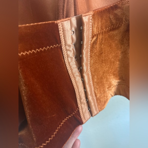 Pre-Owned. Velvet. Burnt Orange crop top. Great condition. Size large. - Picture 4 of 7